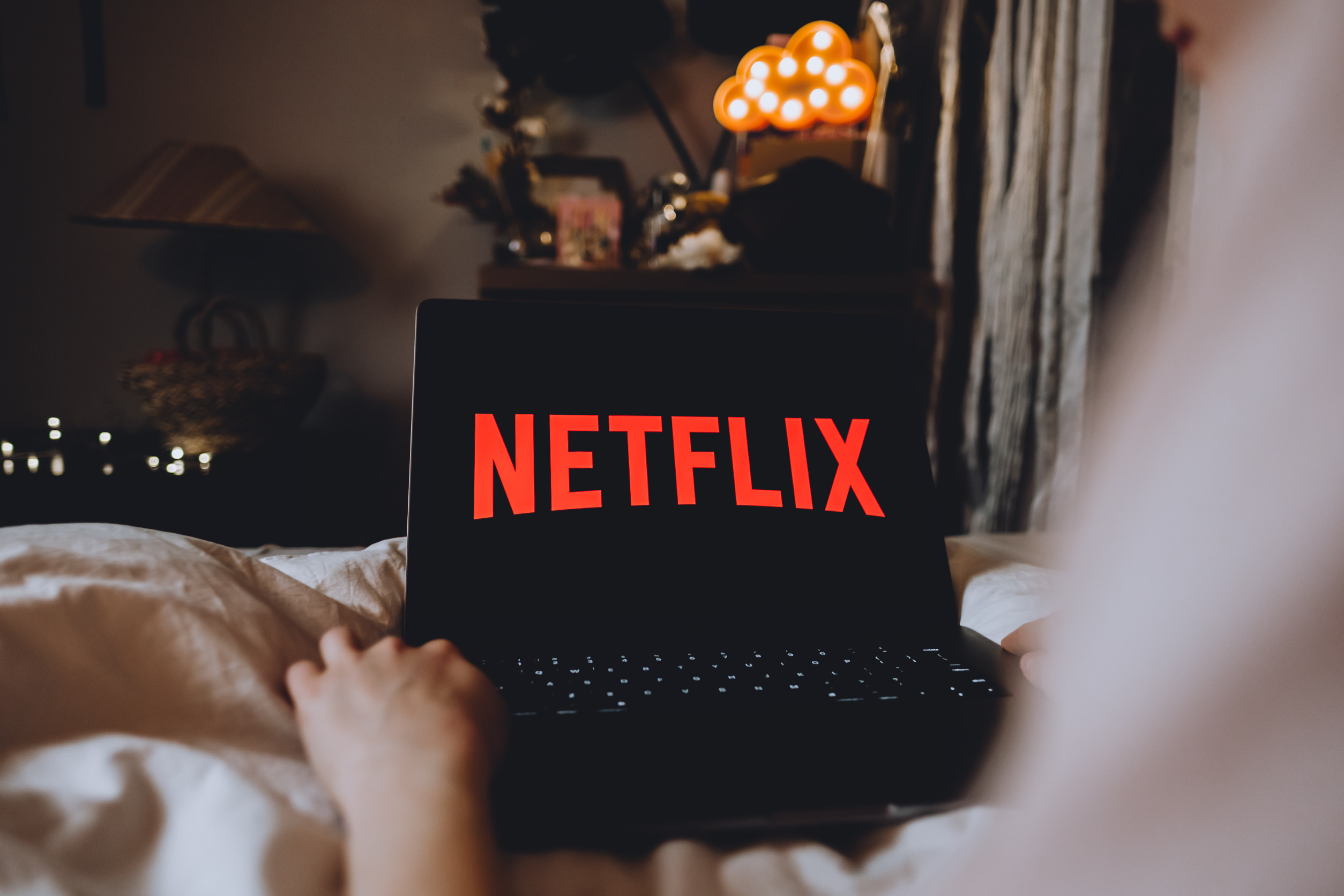 why netflix going all cash for wbd assets